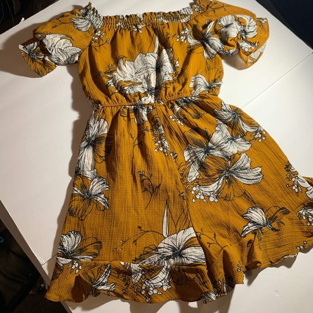 NWOT medium romper floral ruffles
